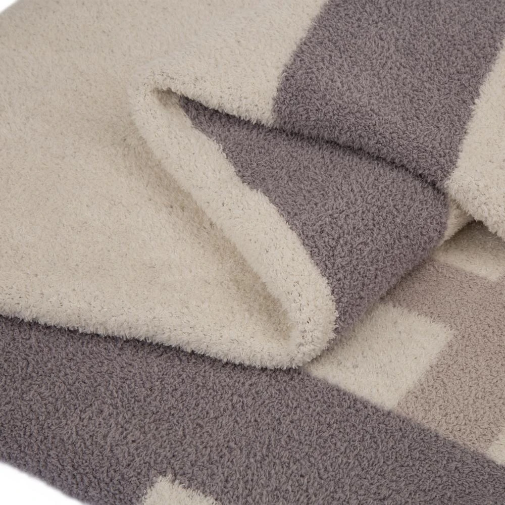 Glitzhome 60 In. L X 50 In. W, 1050g Knitted Polyester Geometric Pattern Feather Yarn Throw Blanket 5 Glitzhome 60 In. L X 50 In. W, 1050g Knitted Polyester Geometric Pattern Feather Yarn Throw Blanket - Image 3