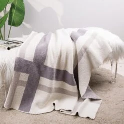 Glitzhome 60 In. L X 50 In. W, 1050g Knitted Polyester Geometric Pattern Feather Yarn Throw Blanket