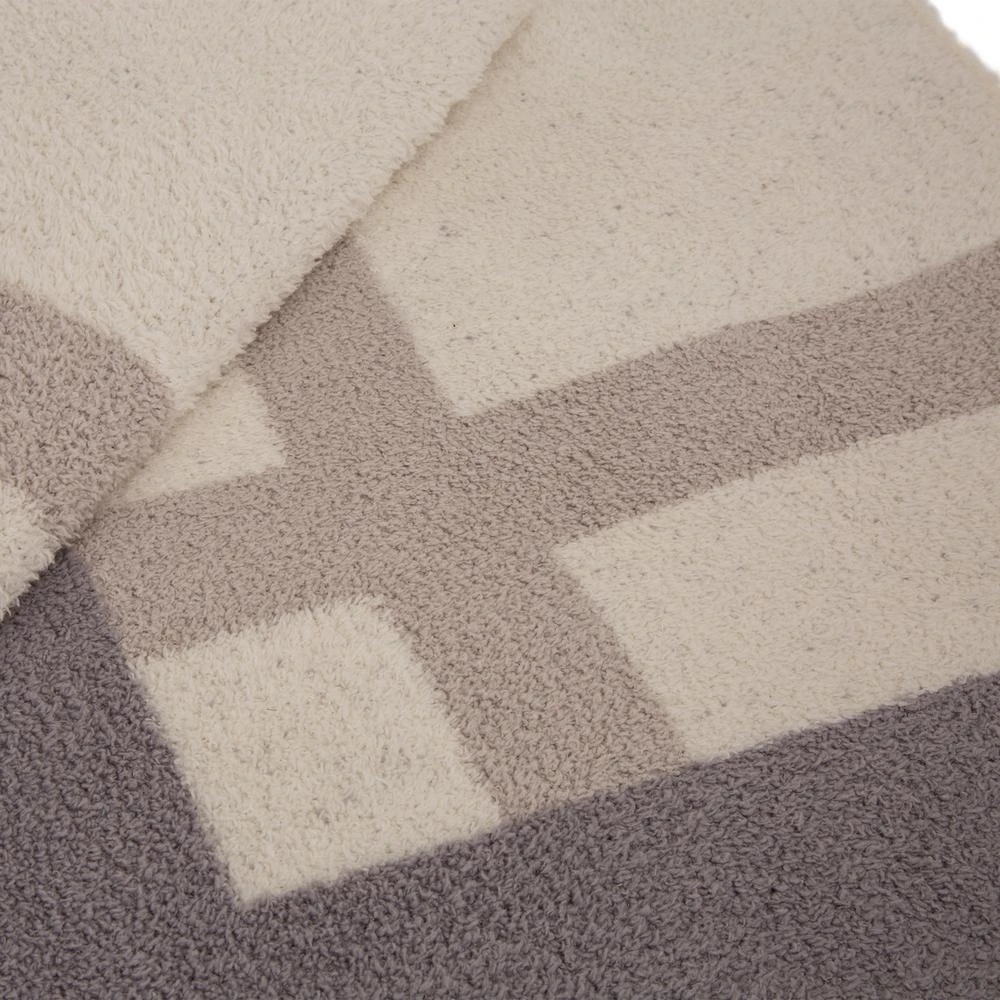 Glitzhome 60 In. L X 50 In. W, 1050g Knitted Polyester Geometric Pattern Feather Yarn Throw Blanket 8 Glitzhome 60 In. L X 50 In. W, 1050g Knitted Polyester Geometric Pattern Feather Yarn Throw Blanket - Image 6